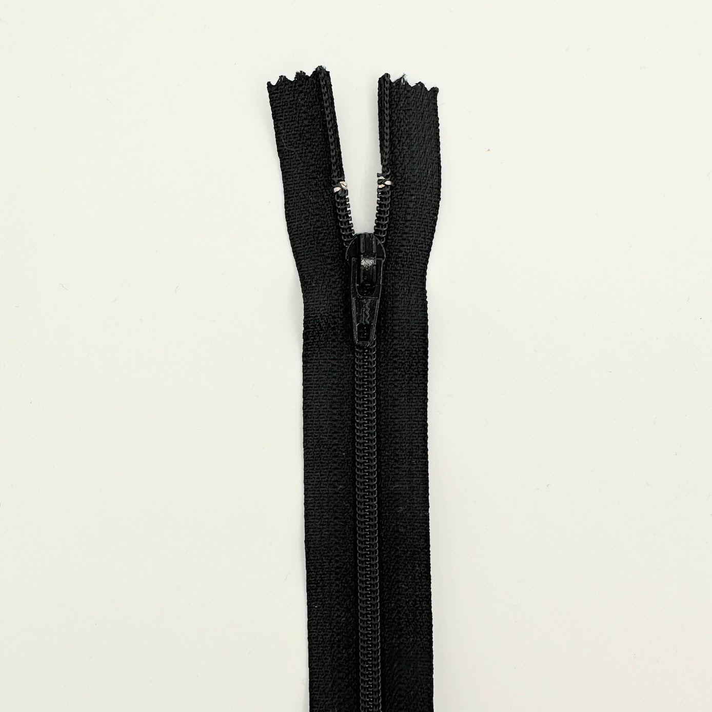 Lightweight Close-End Zipper #3 40cm (16") - Black